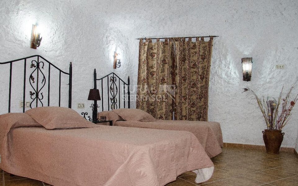 Amplia Casa Cueva en Hinojares, con jacuzzi, barbacoa y wifi - Imagen 14