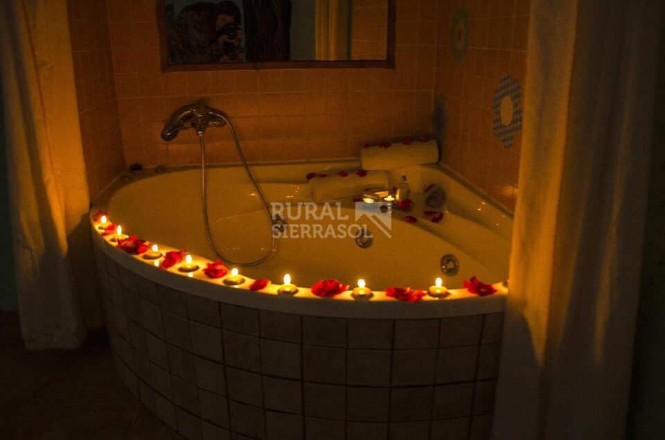 Casa Cueva con bañera hidromasaje, barbacoa y wifi, en Hinojares - Imagen 6