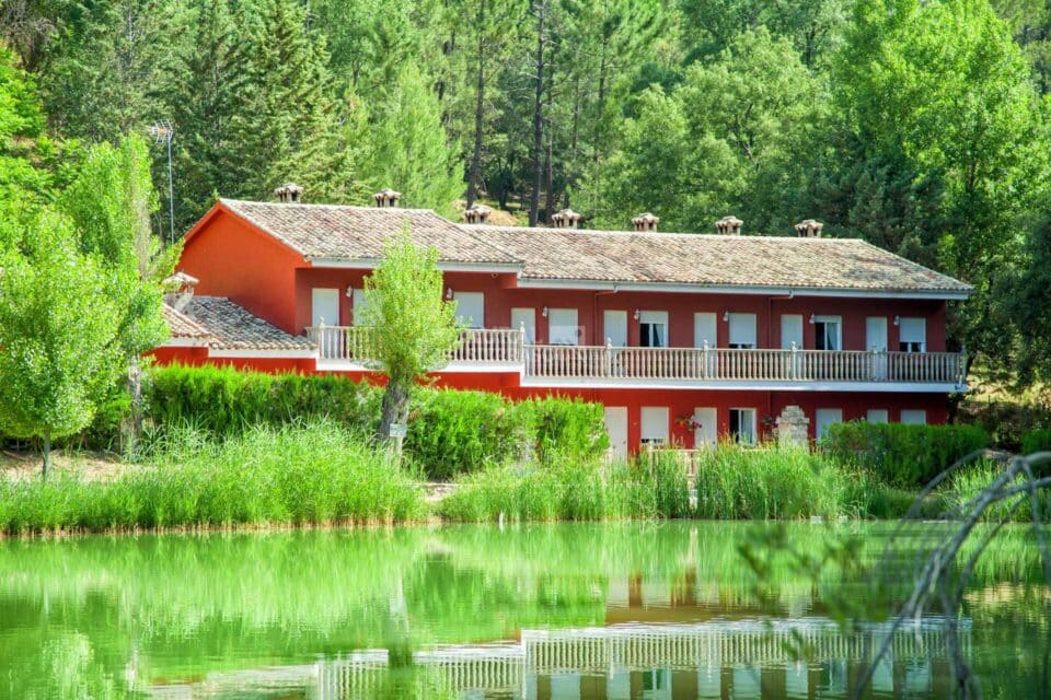 Acogedora Casa Rural en Coto Ríos, con piscina, amplios jardines y wifi - Imagen 13