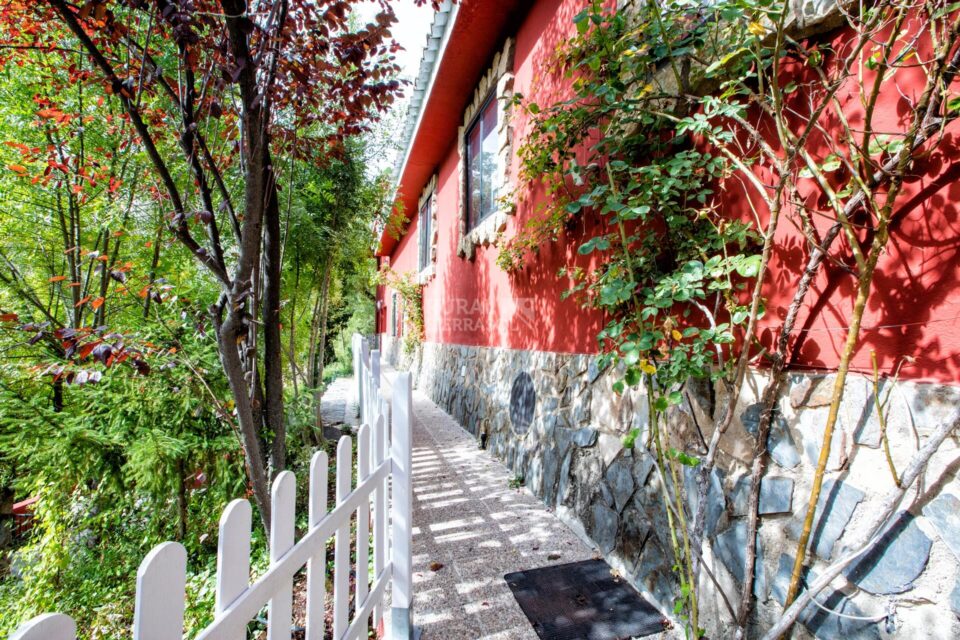 Acogedora Casa Rural en Coto Ríos, con piscina, amplios jardines y wifi - Imagen 15