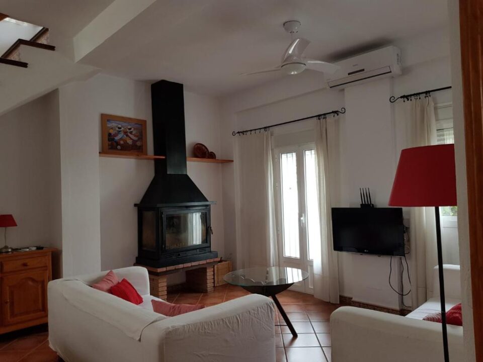 Acogedora Casa Rural en Prado del Rey, con chimenea, barbacoa y aire acondicionado - Imagen 3
