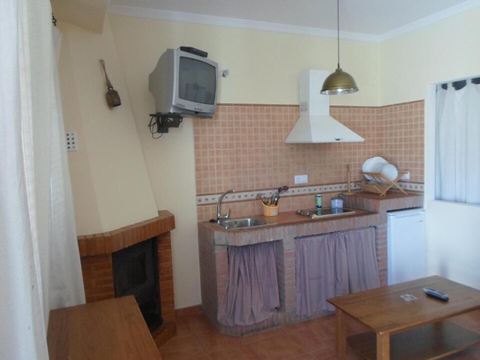 Precioso apartamento rural en Prado del Rey, con chimenea y piscina - Imagen 22