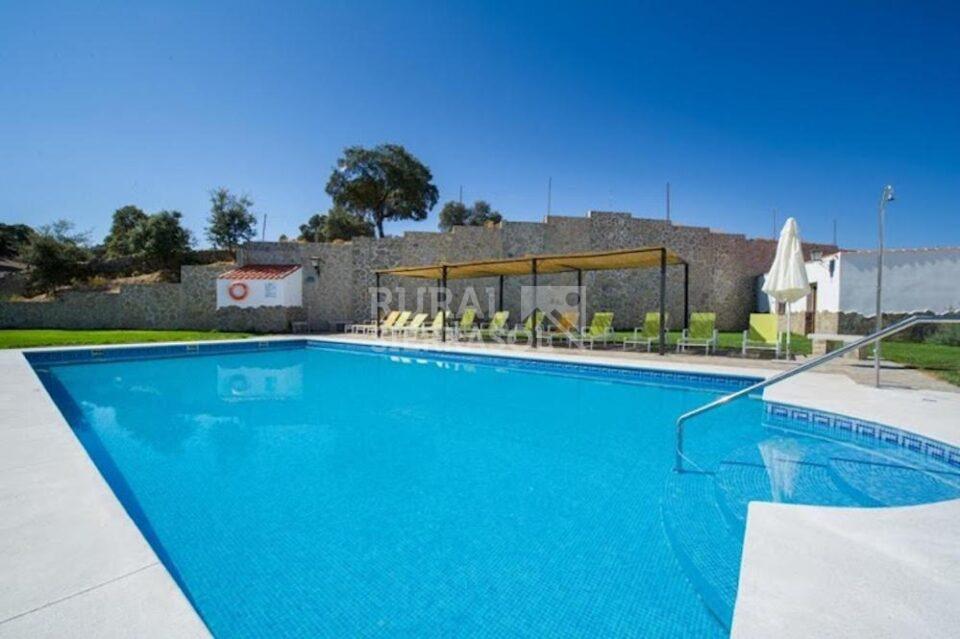 Espléndido Alojamiento Rural en Cardeña, con piscina, spa, chimenea - Imagen 13