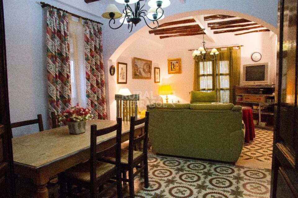 Acogedora Casa de Pueblo en Encinas Reales - Imagen 2