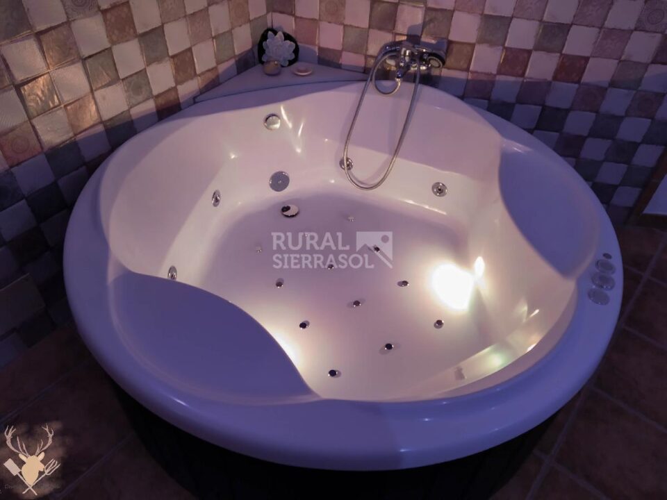Amplia Casa Cueva en Hinojares, con jacuzzi, barbacoa y wifi - Imagen 2