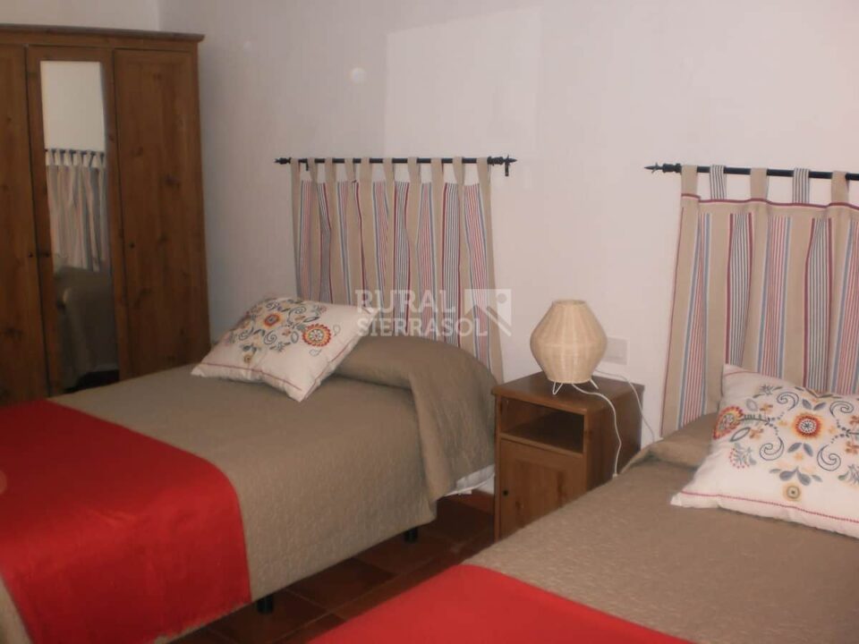 Conjunto de dos Casas Rurales en El Bosque con chimenea y barbacoa - Imagen 21