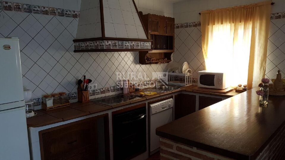 Acogedora Casa Rural en Algar, con piscina, chimenea y barbacoa - Imagen 11