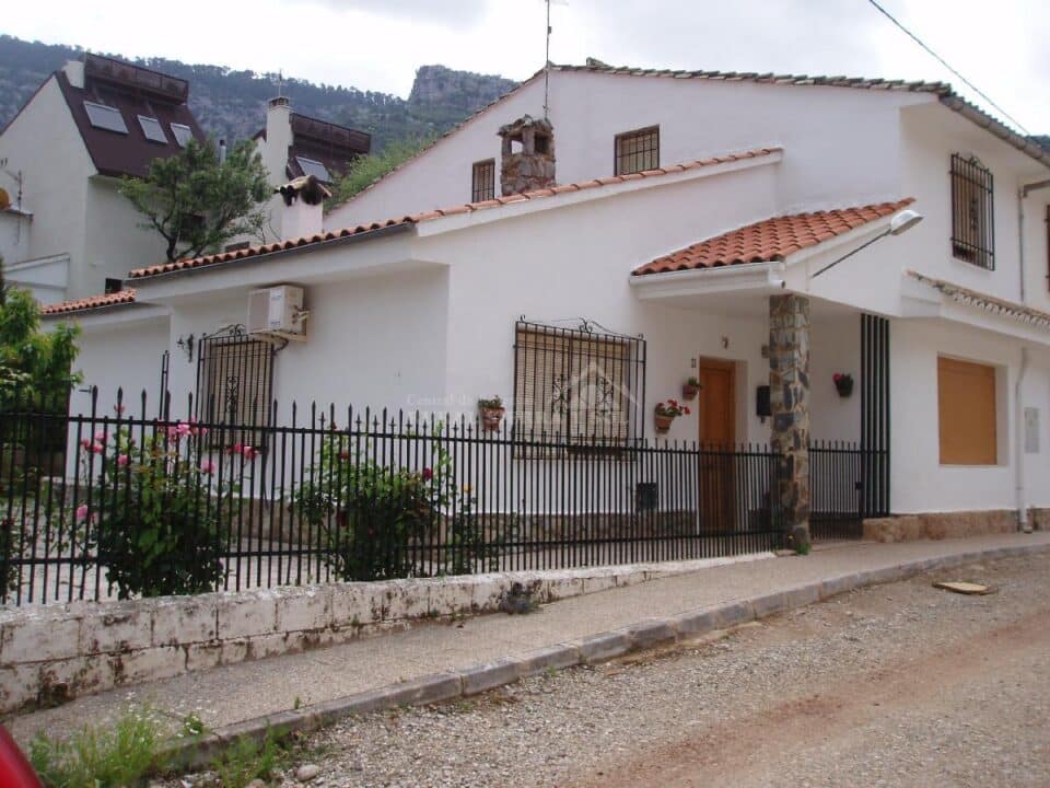Acogedora Casa Rural en Arroyo Frío, con piscina y barbacoa - Imagen 4