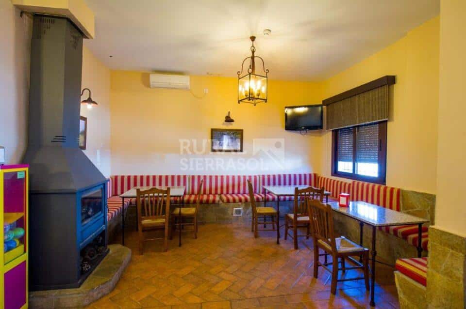 Espléndido Alojamiento Rural en Cardeña, con piscina, spa, chimenea - Imagen 35
