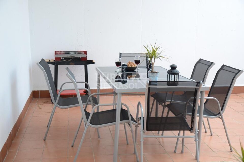 Acogedor Apartamento Rural en El Bosque con chimenea y barbacoa - Imagen 4