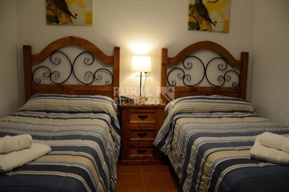 Acogedor Apartamento Rural en El Bosque con chimenea y barbacoa - Imagen 10