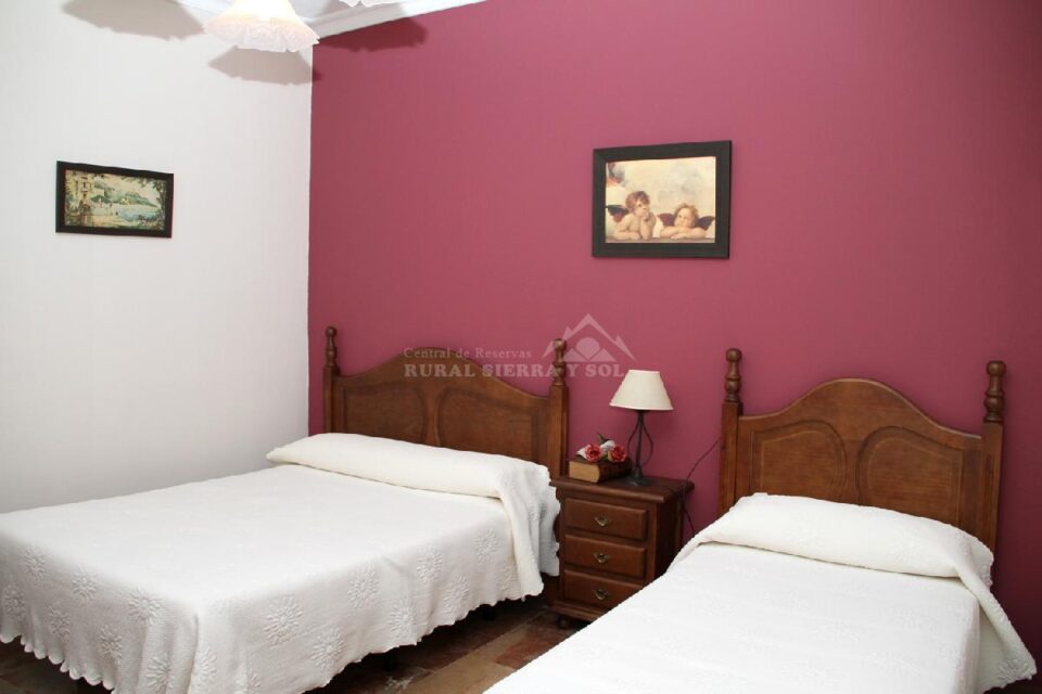 Acogedor Apartamento Rural en Prado del Rey con chimenea y aire acondicionado - Imagen 14