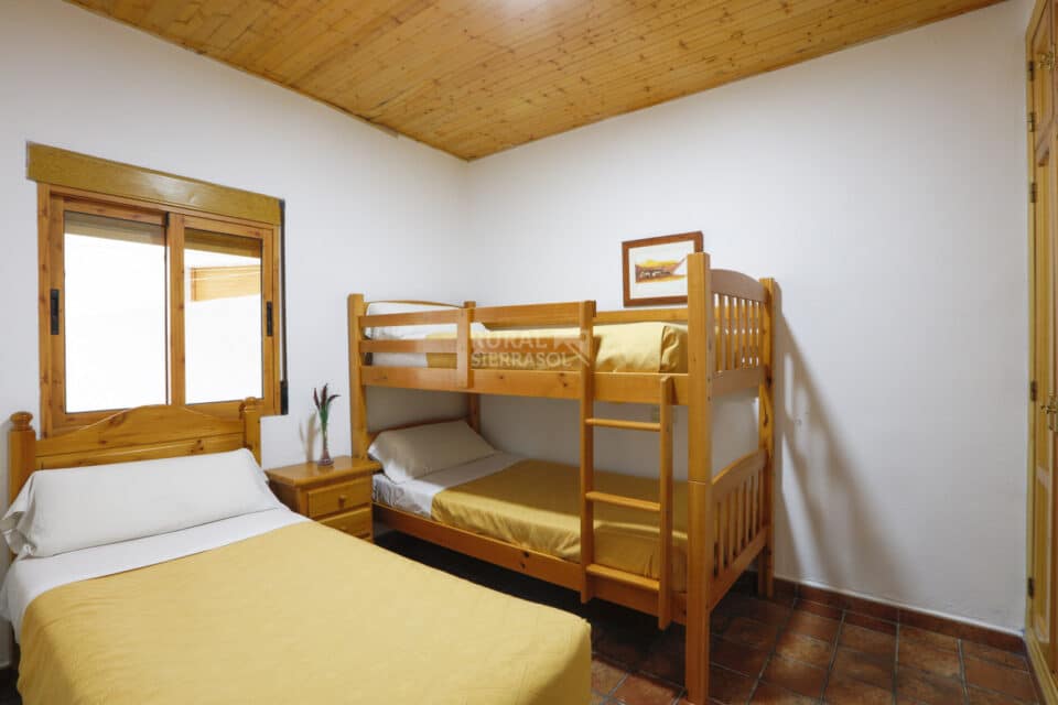 Confortable Alojamiento Rural para 5 personas, en Arroyo Frío, con calefacción y chimenea - Imagen 24