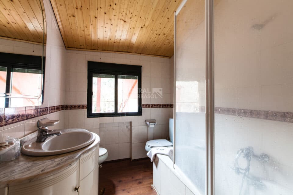 Acogedora Casa Rural en Coto Ríos, con piscina, amplios jardines y wifi - Imagen 37