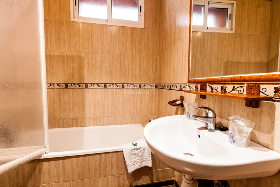 Acogedora Casa Rural en Coto Ríos, con piscina, amplios jardines y wifi - Imagen 38