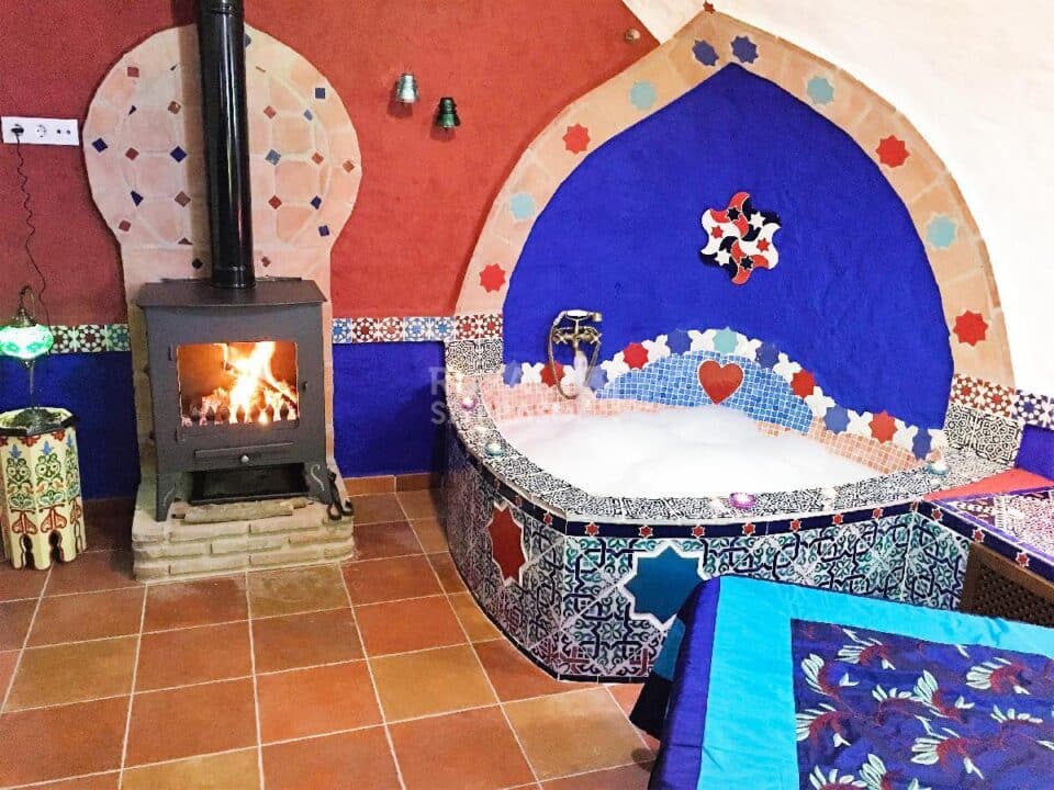 Espléndida Casa Cueva en Hinojares, con jacuzzi, piscina y barbacoa - Imagen 3
