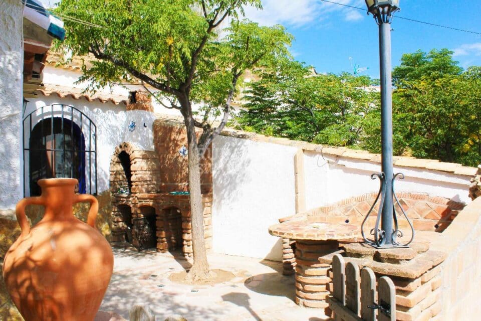 Espléndida Casa Cueva en Hinojares, con jacuzzi, piscina y barbacoa - Imagen 11