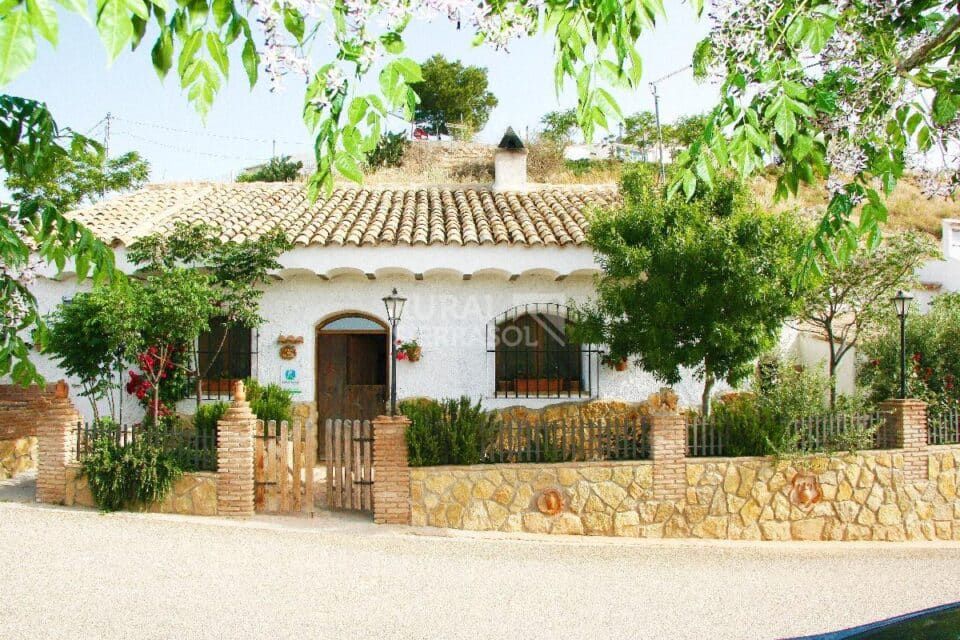 Espléndida Casa Cueva en Hinojares, con jacuzzi, piscina y barbacoa - Imagen 13