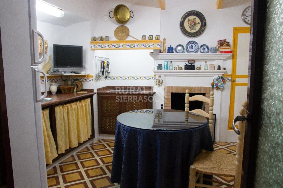 Acogedora Casa de Pueblo en Encinas Reales - Imagen 8