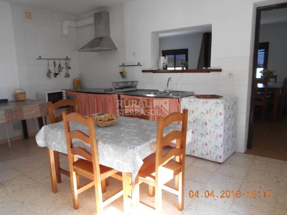 Maravillosa casa rural en Prado del Rey, con piscina y amplios espacios exteriores - Imagen 11