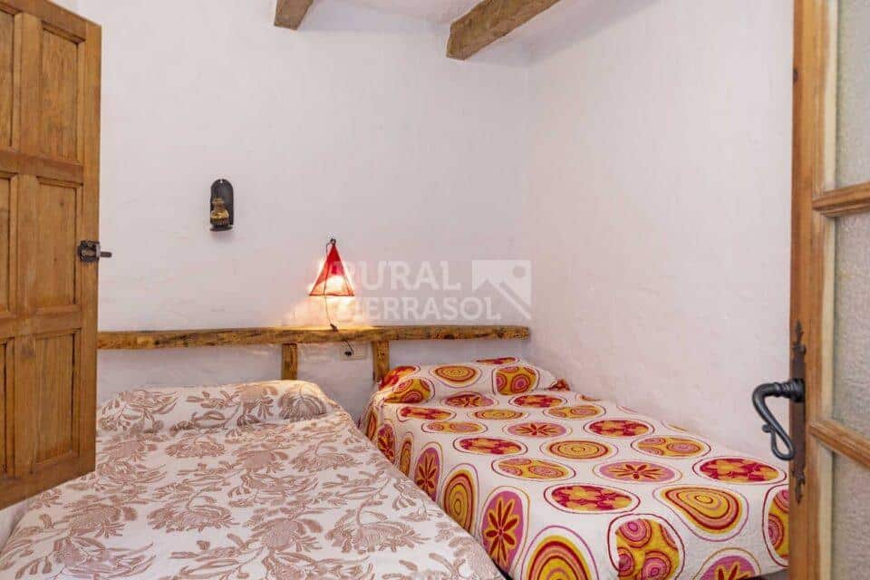 Dormitorio de dos camas de casa rural en Benaocaz (referencia 1248)