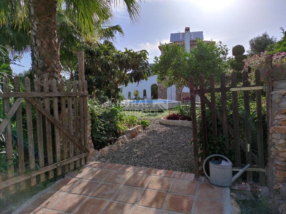 Estupenda Villa rodeada de naturaleza en el corazón de La Axarquía - Imagen 8