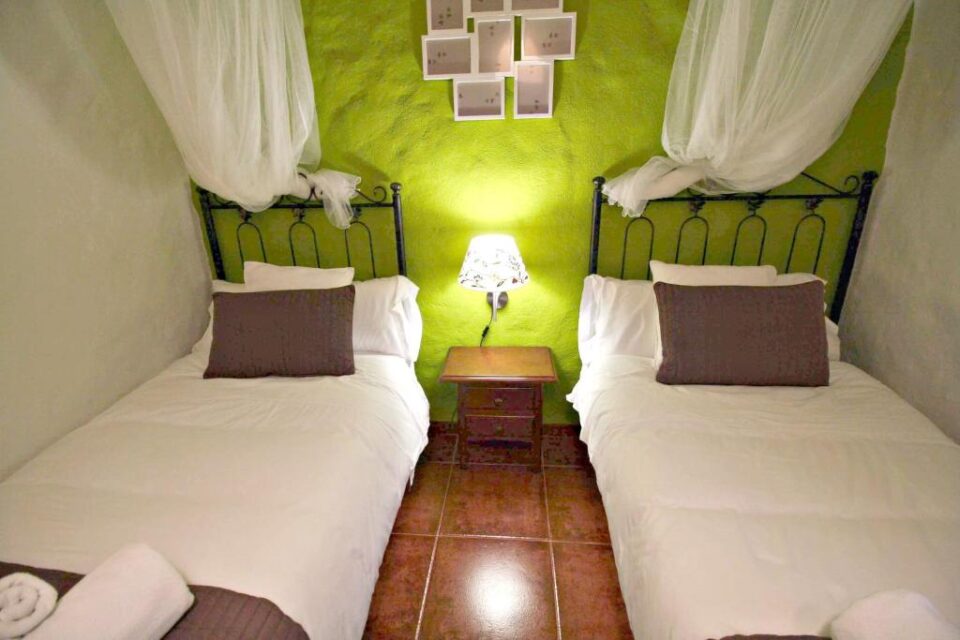 Acogedora casa rural en El Gastor, con piscina y aire acondicionado - Imagen 3