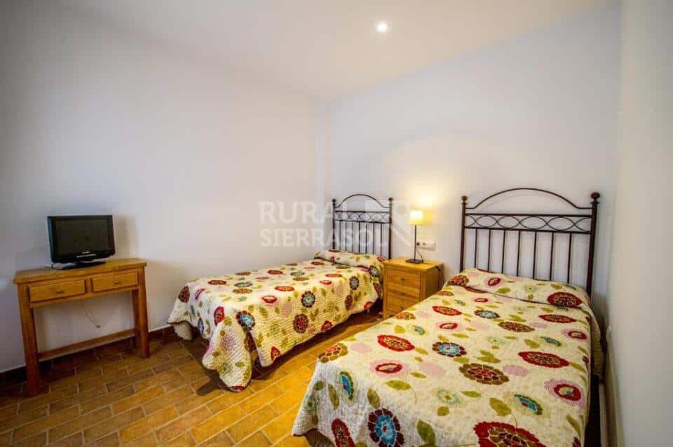 Espléndido Alojamiento Rural en Cardeña, con piscina, spa, chimenea - Imagen 16