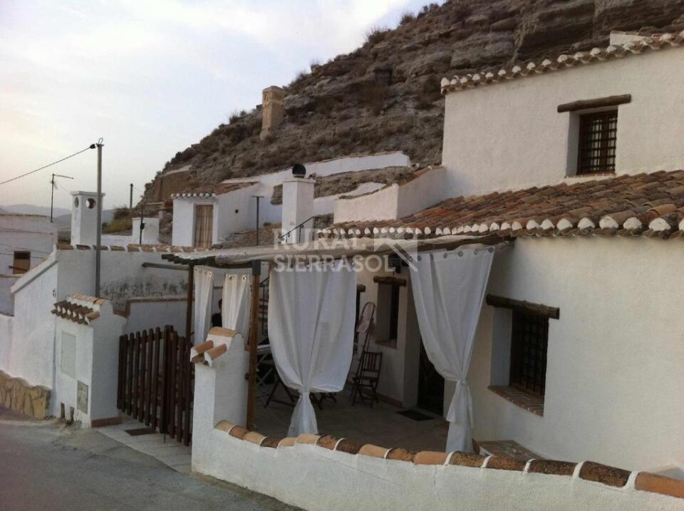 Amplia Casa Cueva con chimenea y calefacción, en Galera - Imagen 16