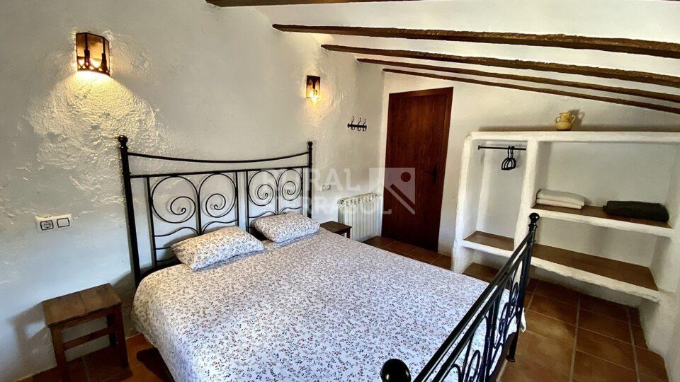 Dormitorio con cama de matrimonio de casa rural en Taberno (Almería) - 0967