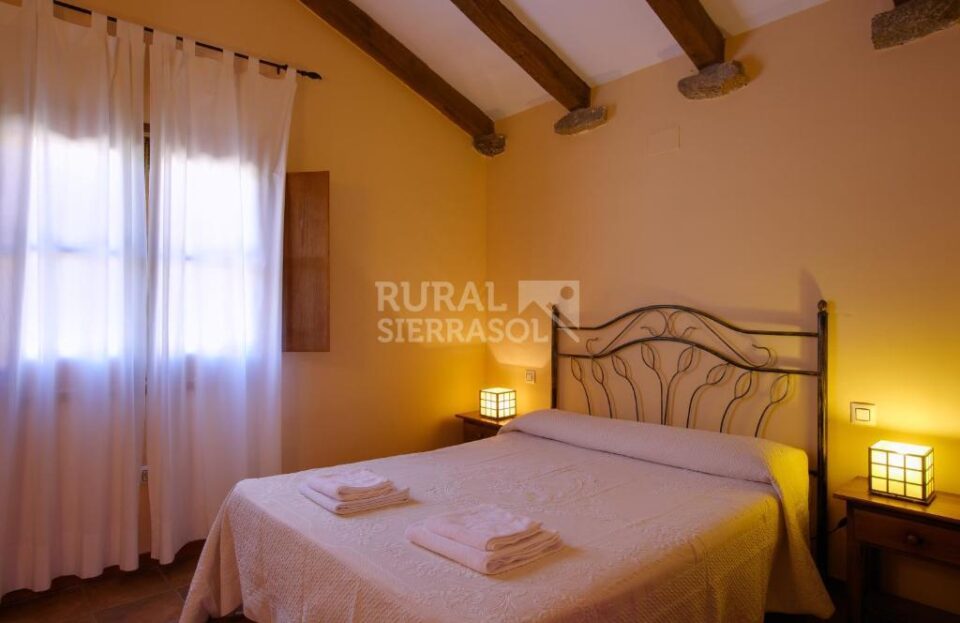 Confortable Casa Rural en Casas del Monte, con chimenea y wifi - Imagen 2