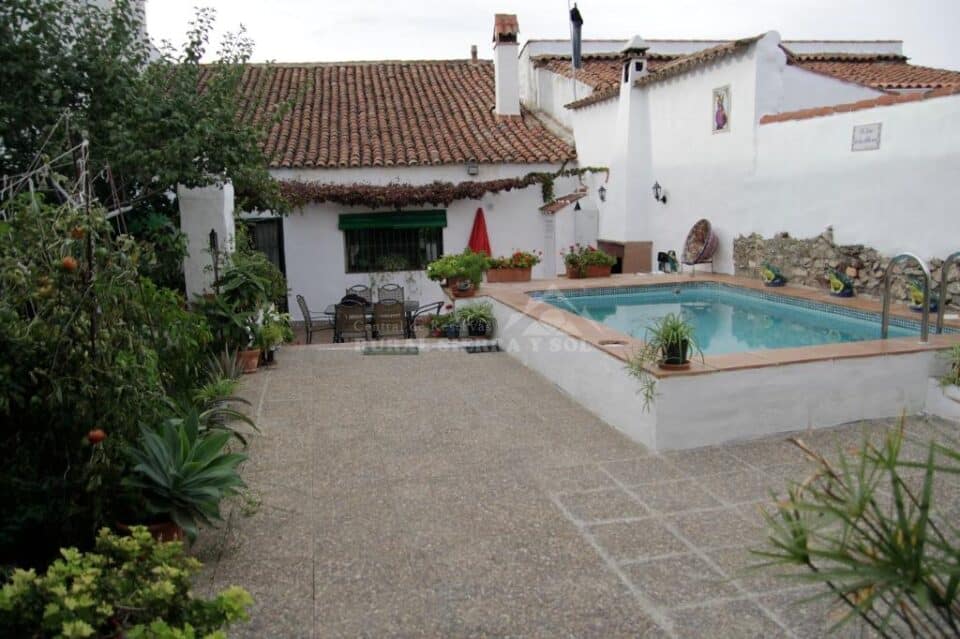 Confortable Casa Rural en El Real de La Jara, con piscina y barbacoa - Imagen 4