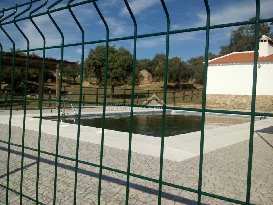 Cabaña Rural con piscina y aire acondicionado, en La Roca de La Sierra - Imagen 6
