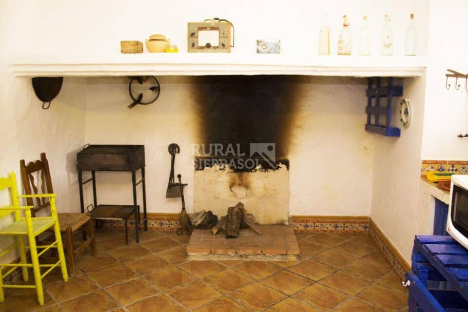 Centenaria Casa Rural en plena naturaleza, con piscina, chimenea y barbacoa - Imagen 13