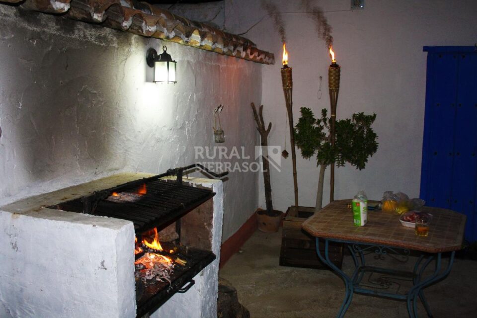 Centenaria Casa Rural en plena naturaleza, con piscina, chimenea y barbacoa - Imagen 34