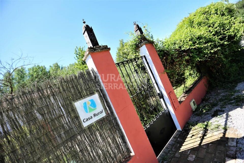 Encantadora Casa Rural en El Parque Natural Sierra Norte de Sevilla, con piscina, chimenea y barbacoa - Imagen 12