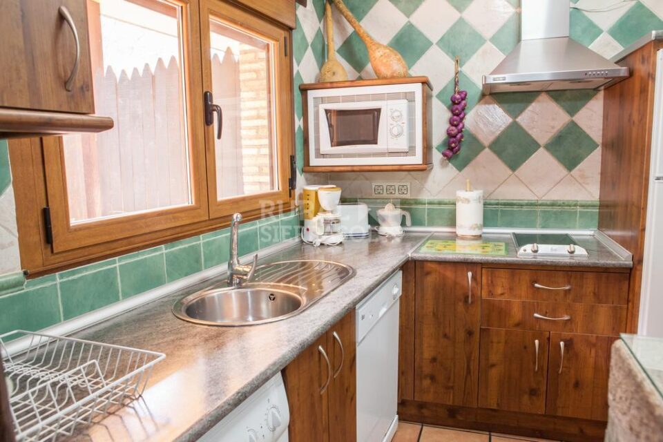 Acogedora Casa Rural en Casas del Monte, con piscina - Imagen 12