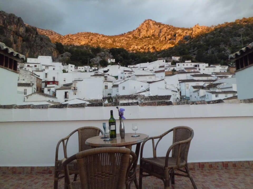 Coqueto Alojamiento Rural en Ubrique con columna hidromasaje y wi-fi - Imagen 4