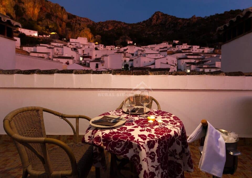 Coqueto Alojamiento Rural en Ubrique con columna hidromasaje y wi-fi - Imagen 10