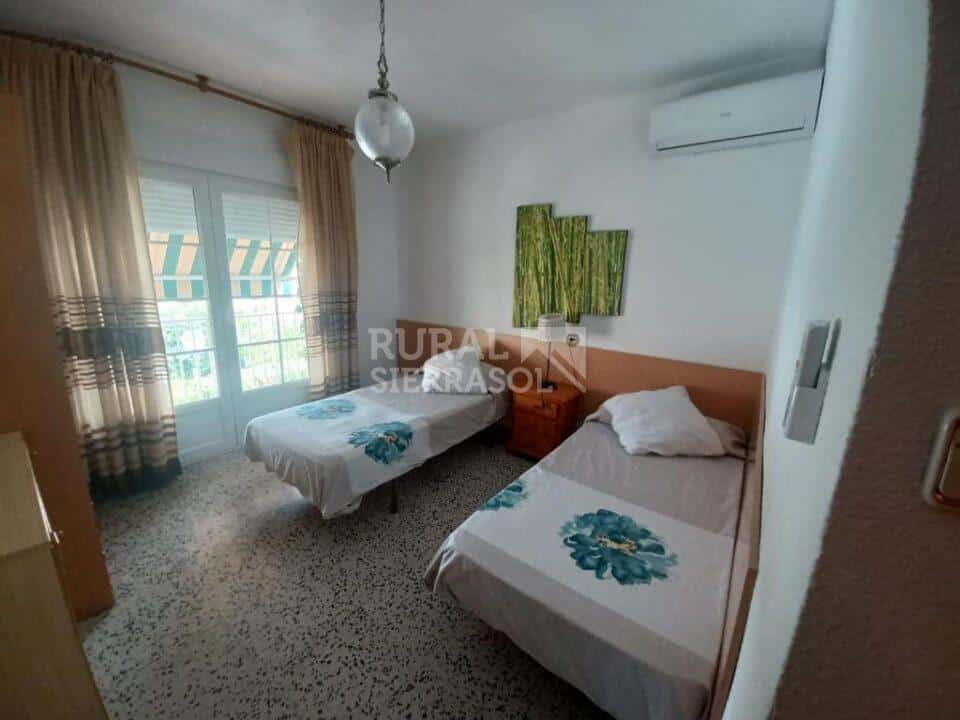 Acogedora Casa Rural en La Zubia, con chimenea y barbacoa - Imagen 8