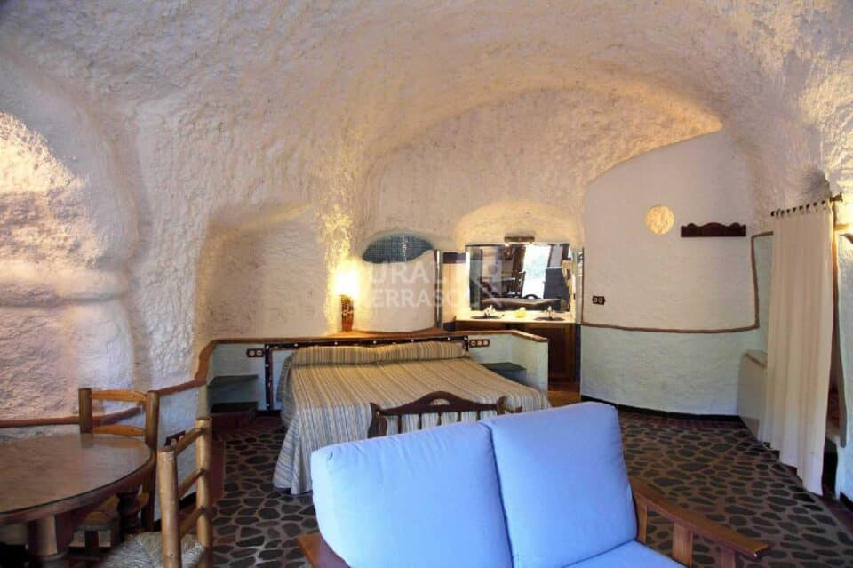 Acogedora Cueva tipo estudio en La Calahorra, con chimenea y piscina - Imagen 23