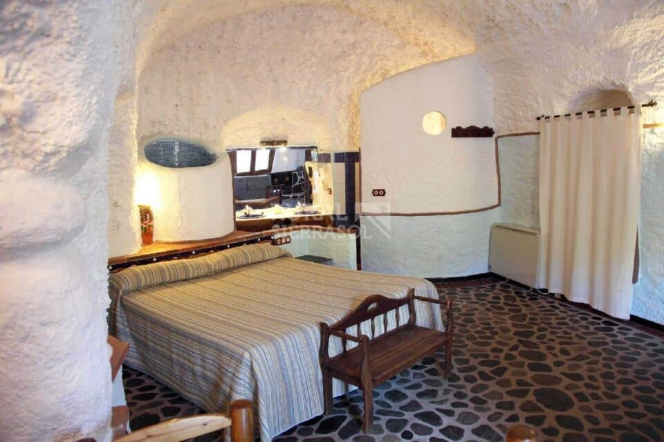 Acogedora Cueva tipo estudio en La Calahorra, con chimenea y piscina - Imagen 24