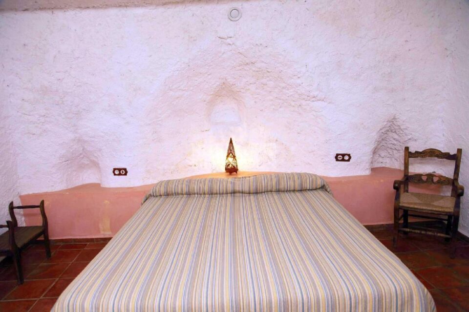 Amplia Casa Cueva en La Calahorra, con piscina y barbacoa - Imagen 10