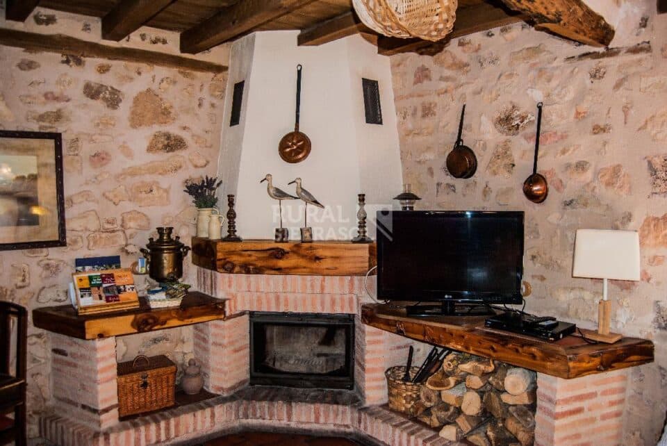 Ancestral Casa Rural en Caballar, con chimenea, barbacoa y wifi - Imagen 2