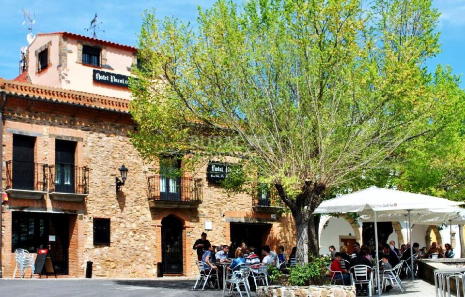 Majestuoso Hotel Rural de tres estrellas en Berzocana - Imagen 3