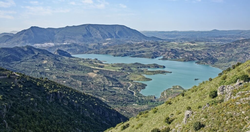 Vista de Embalse de Zahar-El Gastor, en un entorno donde encontrar casas rurales en El Gastor