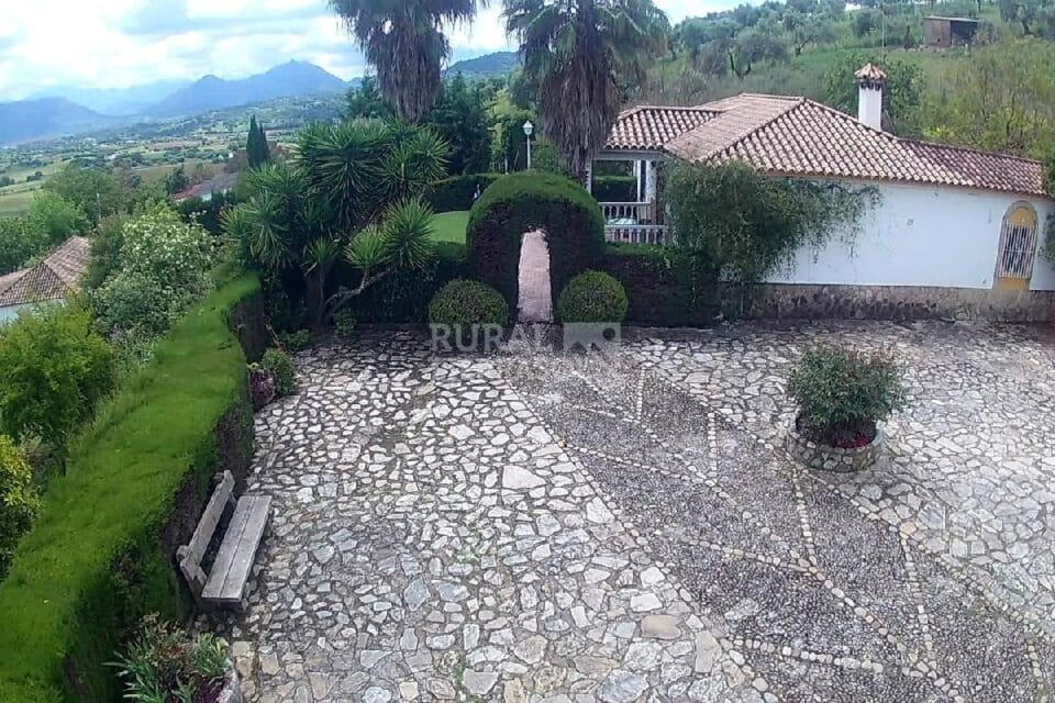 Casa Rural con amplios jardines y piscina, en la Sierra de Grazalema - Imagen 6