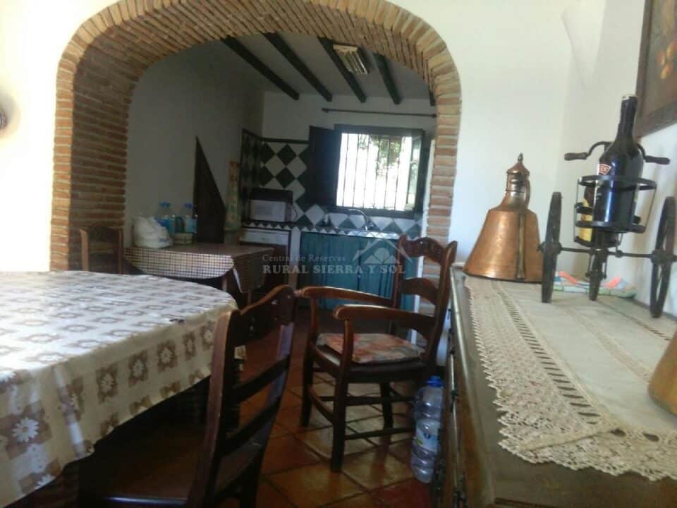 Cocina y mesa de Casa rural en Alfarnate (Málaga)-3516