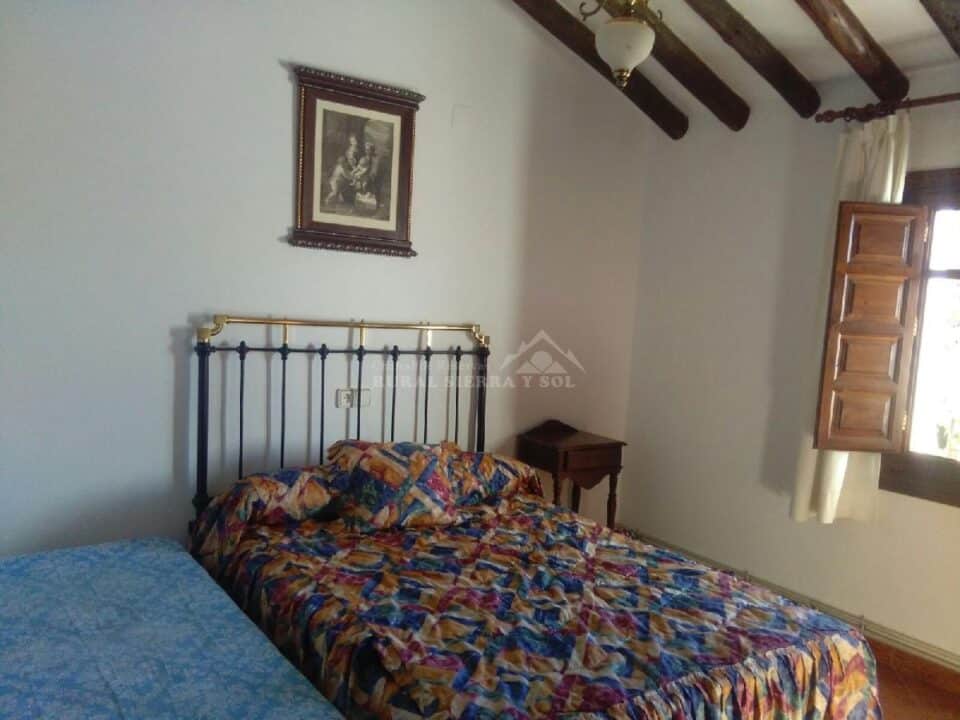 Habitación con dos camas de Casa rural en Alfarnate (Málaga)-3516