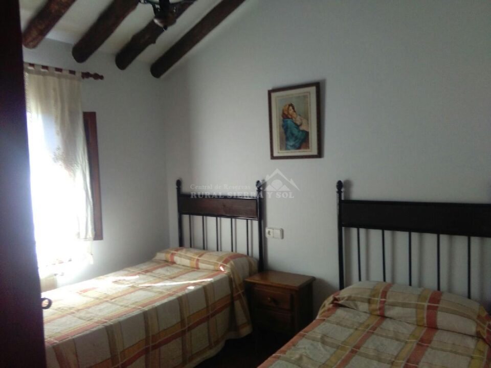 Habitación con dos camas individuales de Casa rural en Alfarnate (Málaga)-3516